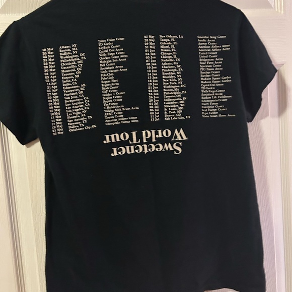 Ariana grande concert shirt - Picture 2 of 3